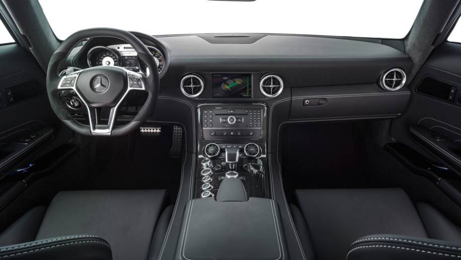 Sofisticação e diversidade de itens encontrados internamente | <a href="https://preprod.quatrorodas.abril.com.br/saloes/paris/2012/mercedes-benz-sls-electric-drive-703458.shtml" rel="migration">Leia mais</a>