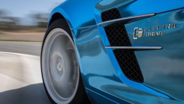 A tração pode ser ajustada de três modos: comfort, sport e sport plus | <a href="https://preprod.quatrorodas.abril.com.br/saloes/paris/2012/mercedes-benz-sls-electric-drive-703458.shtml" rel="migration">Leia mais</a> A tração pode ser ajustada de três modos: comfort, sport e sport plus | <a href="https://preprod.quatrorodas.abril.com.br/saloes/paris/2012/mercedes-benz-sls-electric-drive-703458.shtml" rel="migration">Leia mais</a>