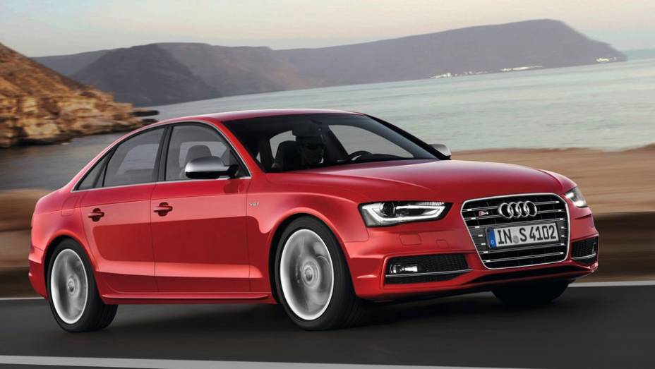 A Audi anunciou a chegada de dois novos modelos ao mercado brasileiro | <a href="https://preprod.quatrorodas.abril.com.br/salao-do-automovel/2012/carros/s4-s4-avant-704307.shtml" rel="migration">Leia mais</a>