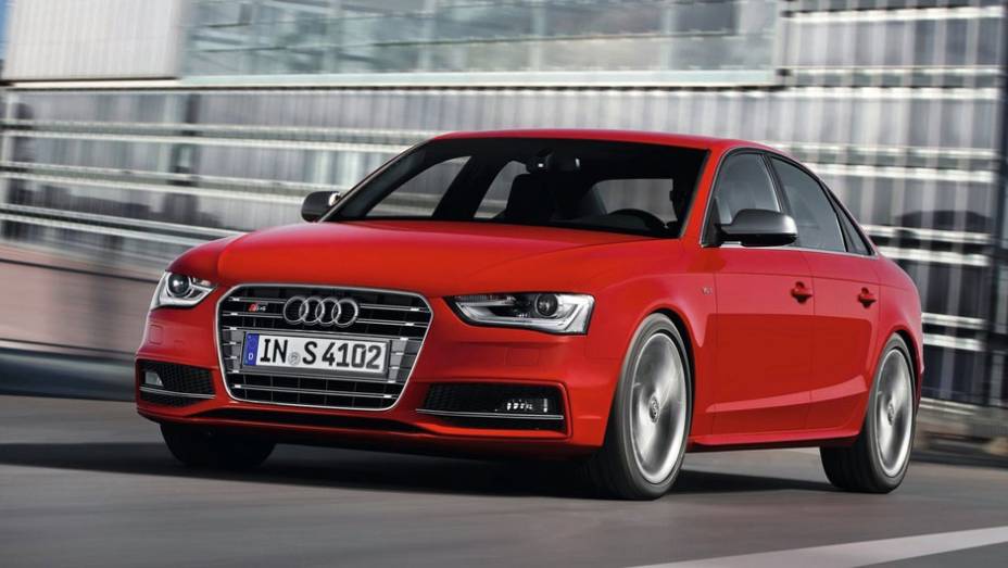 O S4 sedã e o S4 Avant (perua) | <a href="https://preprod.quatrorodas.abril.com.br/salao-do-automovel/2012/carros/s4-s4-avant-704307.shtml" rel="migration">Leia mais</a>