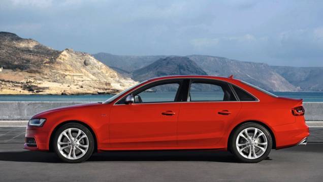Os preços estão fixados em R$ 345 mil e R$ 350 mil, respectivamente | <a href="https://preprod.quatrorodas.abril.com.br/salao-do-automovel/2012/carros/s4-s4-avant-704307.shtml" rel="migration">Leia mais</a> Os preços estão fixados em R$ 345 mil e R$ 350 mil, respectivamente | <a href="https://preprod.quatrorodas.abril.com.br/salao-do-automovel/2012/carros/s4-s4-avant-704307.shtml" rel="migration">Leia mais</a>