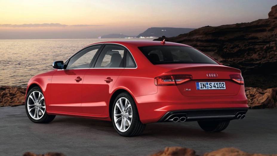 Ambos t&ecirc;m em comum o mesmo motor 3.0 V6 TFSI | <a href="https://preprod.quatrorodas.abril.com.br/salao-do-automovel/2012/carros/s4-s4-avant-704307.shtml" rel="migration">Leia mais</a>