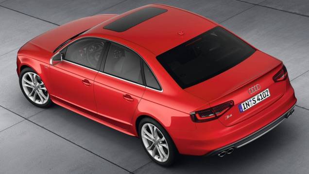 O motor entrega 333 cv de potência | <a href="https://preprod.quatrorodas.abril.com.br/salao-do-automovel/2012/carros/s4-s4-avant-704307.shtml" rel="migration">Leia mais</a> O motor entrega 333 cv de potência | <a href="https://preprod.quatrorodas.abril.com.br/salao-do-automovel/2012/carros/s4-s4-avant-704307.shtml" rel="migration">Leia mais</a>