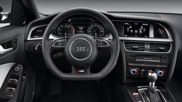 Os modelos vêm com câmbio S-tronic de sete velocidades | <a href="https://preprod.quatrorodas.abril.com.br/salao-do-automovel/2012/carros/s4-s4-avant-704307.shtml" rel="migration">Leia mais</a> Os modelos vêm com câmbio S-tronic de sete velocidades | <a href="https://preprod.quatrorodas.abril.com.br/salao-do-automovel/2012/carros/s4-s4-avant-704307.shtml" rel="migration">Leia mais</a>
