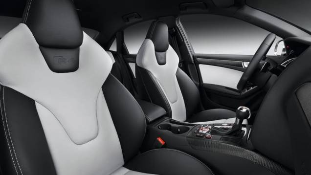 Os S4 têm sistema Quattro de tração integral | <a href="https://preprod.quatrorodas.abril.com.br/salao-do-automovel/2012/carros/s4-s4-avant-704307.shtml" rel="migration">Leia mais</a> Os S4 têm sistema Quattro de tração integral | <a href="https://preprod.quatrorodas.abril.com.br/salao-do-automovel/2012/carros/s4-s4-avant-704307.shtml" rel="migration">Leia mais</a>