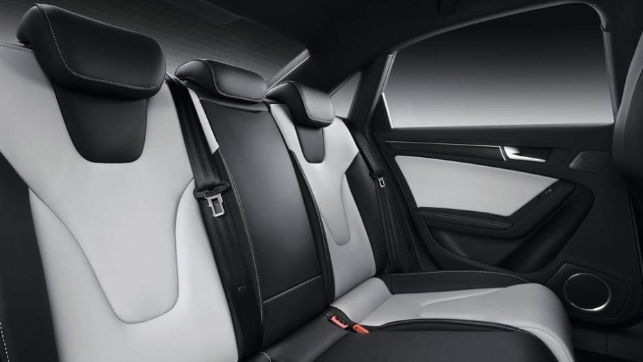 Espaço interno do S4 | <a href="https://preprod.quatrorodas.abril.com.br/noticias/fabricantes/audi-traz-modelos-s4-ao-brasil-704081.shtml" rel="migration">Leia mais</a>