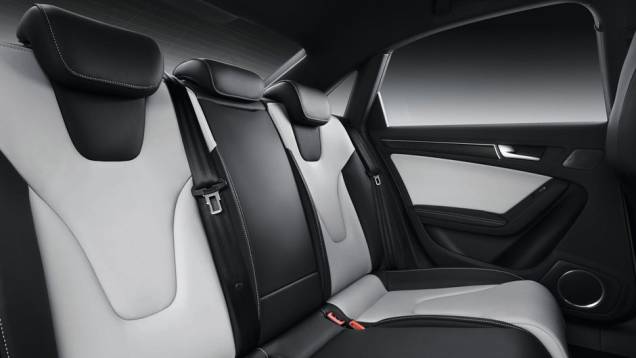 Espaço interno do S4 | <a href="https://preprod.quatrorodas.abril.com.br/noticias/fabricantes/audi-traz-modelos-s4-ao-brasil-704081.shtml" rel="migration">Leia mais</a> Espaço interno do S4 | <a href="https://preprod.quatrorodas.abril.com.br/noticias/fabricantes/audi-traz-modelos-s4-ao-brasil-704081.shtml" rel="migration">Leia mais</a>