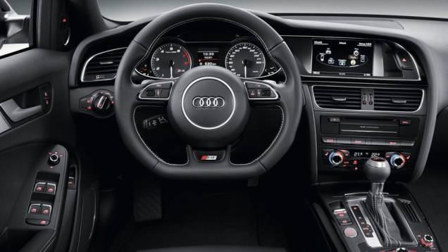 Destaque para o sistema Audi Music Interface, tocador de DVD, conexão Bluetooth, sistema de navegação, vidros com isolante térmico e teto solar. | <a href="%20https://preprod.quatrorodas.abril.com.br/noticias/fabricantes/audi-traz-modelos-s4-ao-brasil-704081.shtml" rel="migration"></a> Destaque para o sistema Audi Music Interface, tocador de DVD, conexão Bluetooth, sistema de navegação, vidros com isolante térmico e teto solar. | <a href="%20https://preprod.quatrorodas.abril.com.br/noticias/fabricantes/audi-traz-modelos-s4-ao-brasil-704081.shtml" rel="migration"></a>