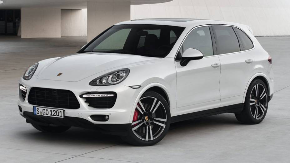 Por fora, o modelo top do Cayenne ganhou discretas alterações de estilo, como as rodas de 21 polegadas | <a href="https://preprod.quatrorodas.abril.com.br/saloes/los-angeles/2012/porsche-cayenne-turbo-s-724271.shtml" rel="migration">Leia mais</a>