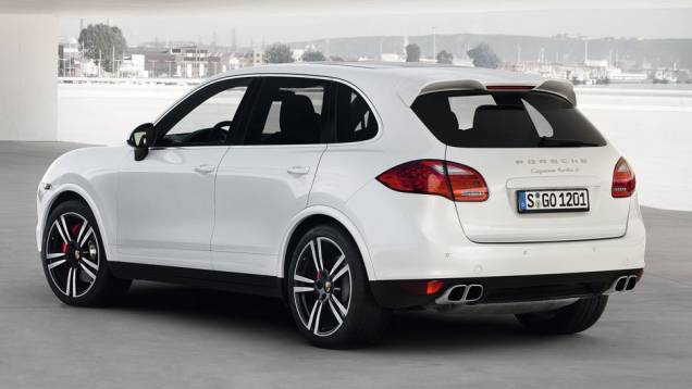 As saídas de escape agora são retangulares | <a href="https://preprod.quatrorodas.abril.com.br/saloes/los-angeles/2012/porsche-cayenne-turbo-s-724271.shtml" rel="migration">Leia mais</a> As saídas de escape agora são retangulares | <a href="https://preprod.quatrorodas.abril.com.br/saloes/los-angeles/2012/porsche-cayenne-turbo-s-724271.shtml" rel="migration">Leia mais</a>