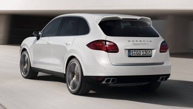 De acordo com a Porsche, o modelo acelera de 0 a 100 km/h em 4,5 segundos | <a href="https://preprod.quatrorodas.abril.com.br/saloes/los-angeles/2012/porsche-cayenne-turbo-s-724271.shtml" rel="migration">Leia mais</a> De acordo com a Porsche, o modelo acelera de 0 a 100 km/h em 4,5 segundos | <a href="https://preprod.quatrorodas.abril.com.br/saloes/los-angeles/2012/porsche-cayenne-turbo-s-724271.shtml" rel="migration">Leia mais</a>