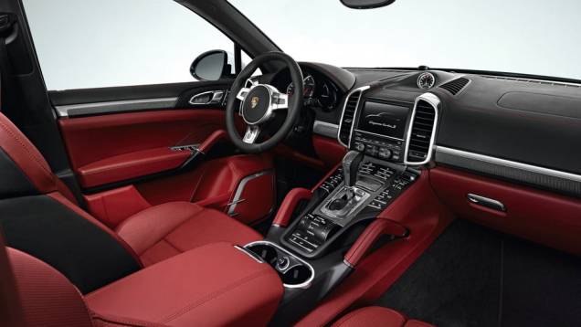 O modelo é baseado no Cayenne Turbo | <a href="https://preprod.quatrorodas.abril.com.br/saloes/los-angeles/2012/porsche-cayenne-turbo-s-724271.shtml" rel="migration">Leia mais</a> O modelo é baseado no Cayenne Turbo | <a href="https://preprod.quatrorodas.abril.com.br/saloes/los-angeles/2012/porsche-cayenne-turbo-s-724271.shtml" rel="migration">Leia mais</a>