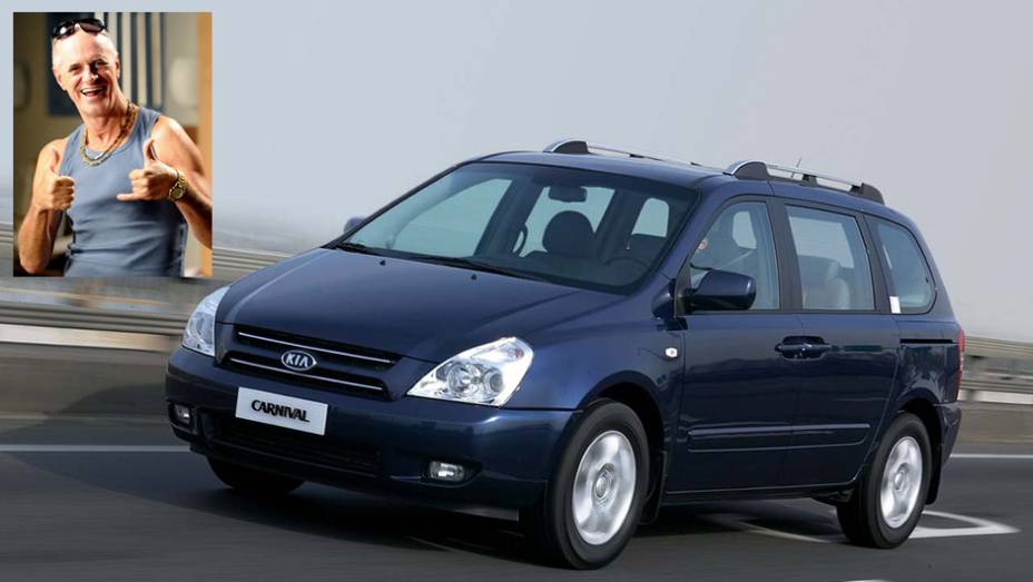 Pai de Tufão, Leleco (Marcos Caruso) prefere a praticidade da minivan Kia Carnival | <a href="https://preprod.quatrorodas.abril.com.br/reportagens/geral/kia-feliz-merchandising-novela-706299.shtml" rel="migration">Leia mais</a>
