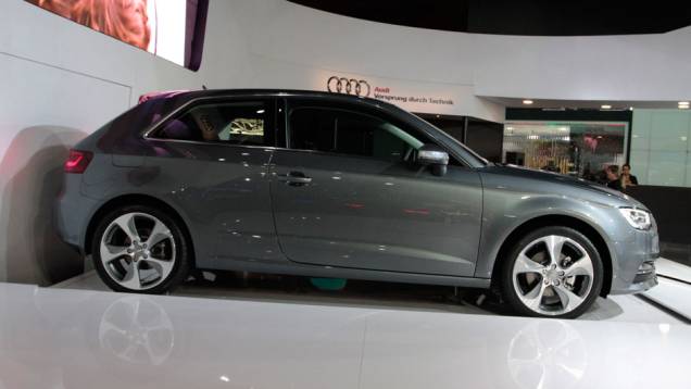Hatch é equipado com motor 1.8 TFSI <a href="https://preprod.quatrorodas.abril.com.br/salao-do-automovel/2012/carros/a3-sport-709767.shtml" rel="migration">Leia mais</a> Hatch é equipado com motor 1.8 TFSI <a href="https://preprod.quatrorodas.abril.com.br/salao-do-automovel/2012/carros/a3-sport-709767.shtml" rel="migration">Leia mais</a>