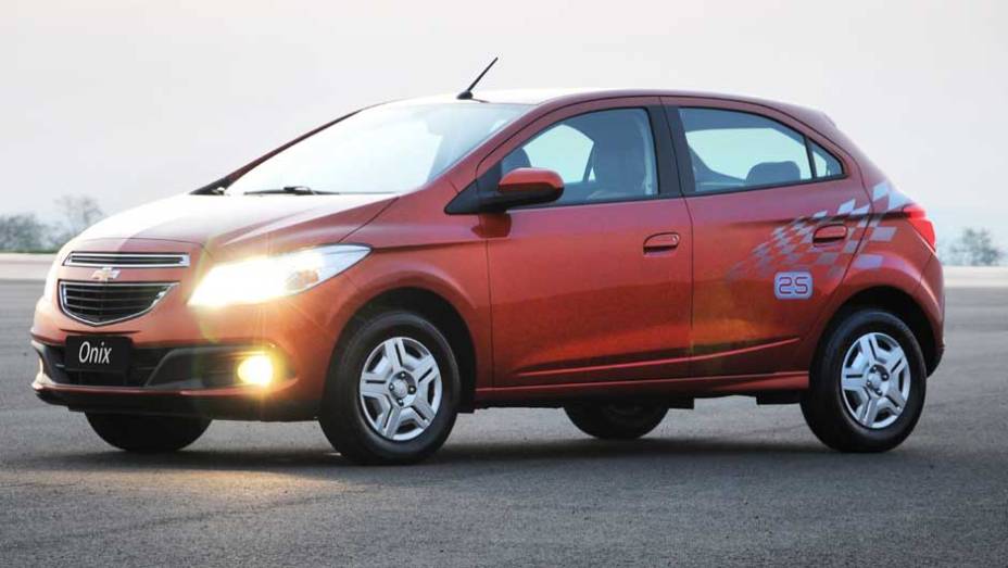 Na vers&atilde;o de entrada LT, o Onix tem calotas e para-choques pintados na cor da carroceria | <a href="%20https://preprod.quatrorodas.abril.com.br/salao-do-automovel/2012/carros/onix-708485.shtml" rel="migration">Leia mais</a>