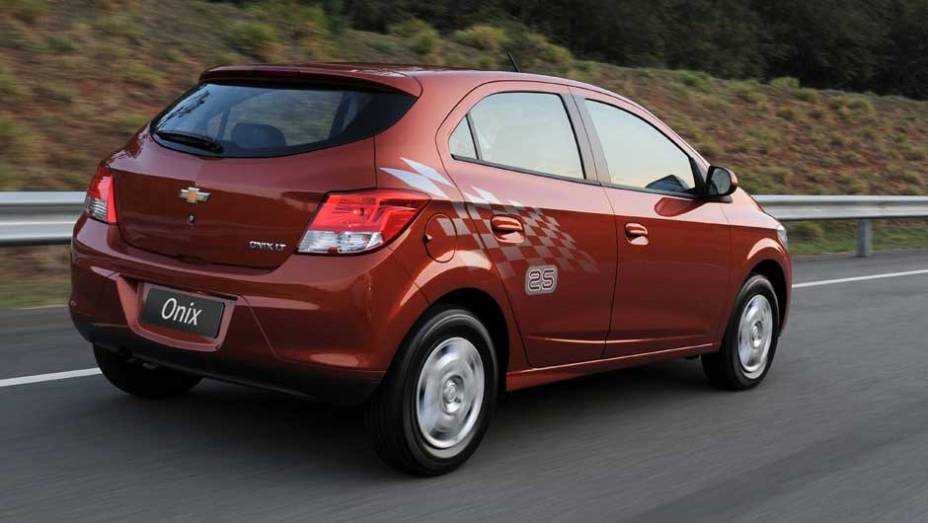 Olhando por este &acirc;ngulo, o Onix lembra muito o Volkswagen Gol | <a href="https://preprod.quatrorodas.abril.com.br/salao-do-automovel/2012/carros/onix-708485.shtml" rel="migration">Leia mais</a>