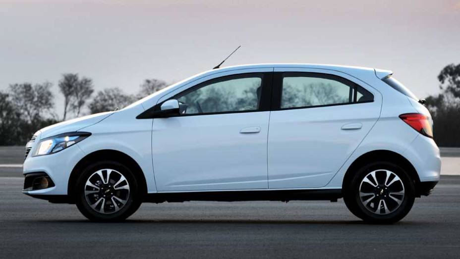 A linha de cintura elevada deixa o Onix com apar&ecirc;ncia mais esportiva | <a href="https://preprod.quatrorodas.abril.com.br/salao-do-automovel/2012/carros/onix-708485.shtml" rel="migration">Leia mais</a>