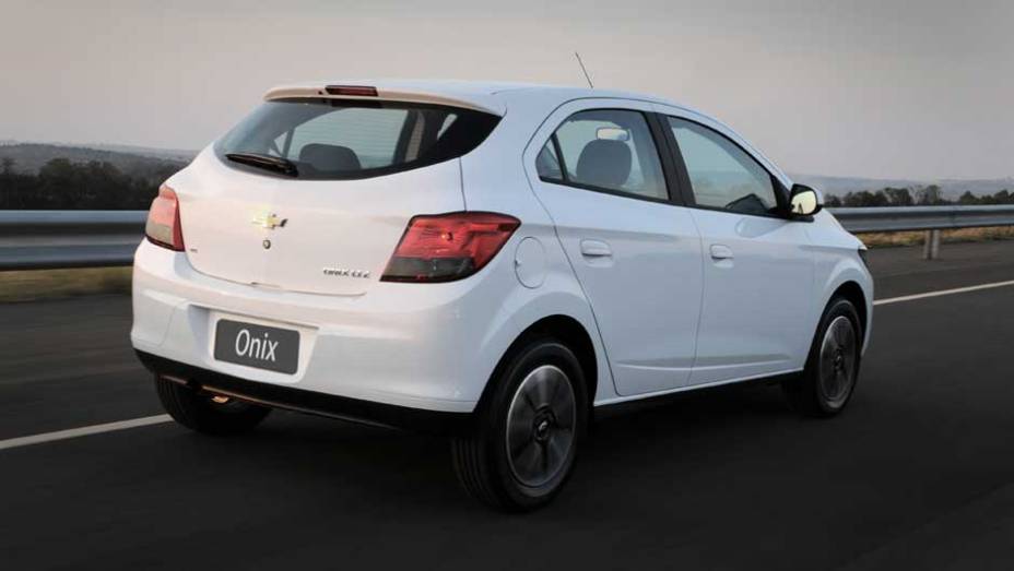 O design do Onix leva a assinatura da equipe comandada por Carlos Barba, respons&aacute;vel pelos projetos de Cobalt e Spin | <a href="%20https://preprod.quatrorodas.abril.com.br/salao-do-automovel/2012/carros/onix-708485.shtml" rel="migration">Leia mais</a>