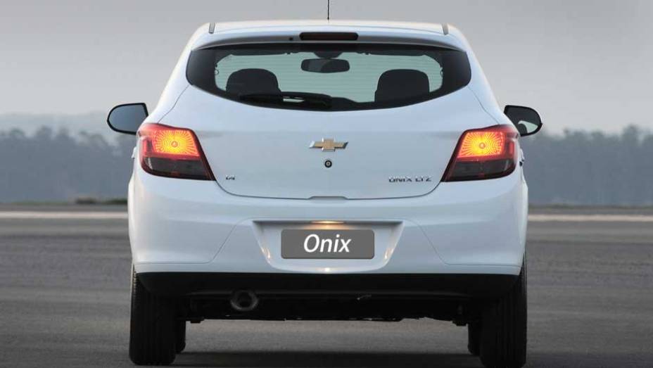 O porta-malas leva 280 litros, volume que fica na m&eacute;dia da categoria | <a href="https://preprod.quatrorodas.abril.com.br/salao-do-automovel/2012/carros/onix-708485.shtml" rel="migration">Leia mais</a>
