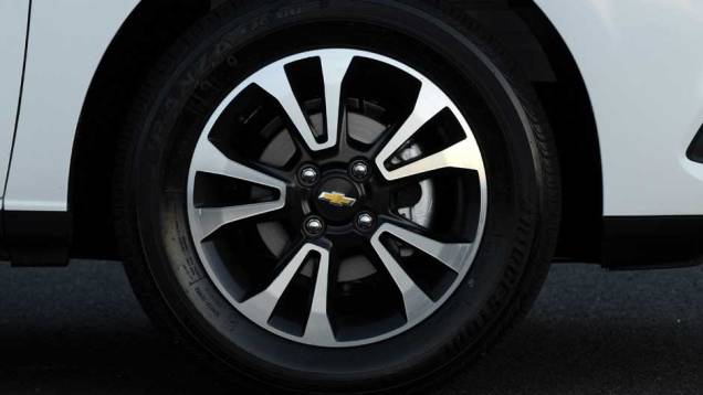 As belas rodas de liga leve com acabamento diamantado são exclusivas da versão LTZ | <a href="%20https://preprod.quatrorodas.abril.com.br/salao-do-automovel/2012/carros/onix-708485.shtml" rel="migration">Leia mais</a> As belas rodas de liga leve com acabamento diamantado são exclusivas da versão LTZ | <a href="%20https://preprod.quatrorodas.abril.com.br/salao-do-automovel/2012/carros/onix-708485.shtml" rel="migration">Leia mais</a>