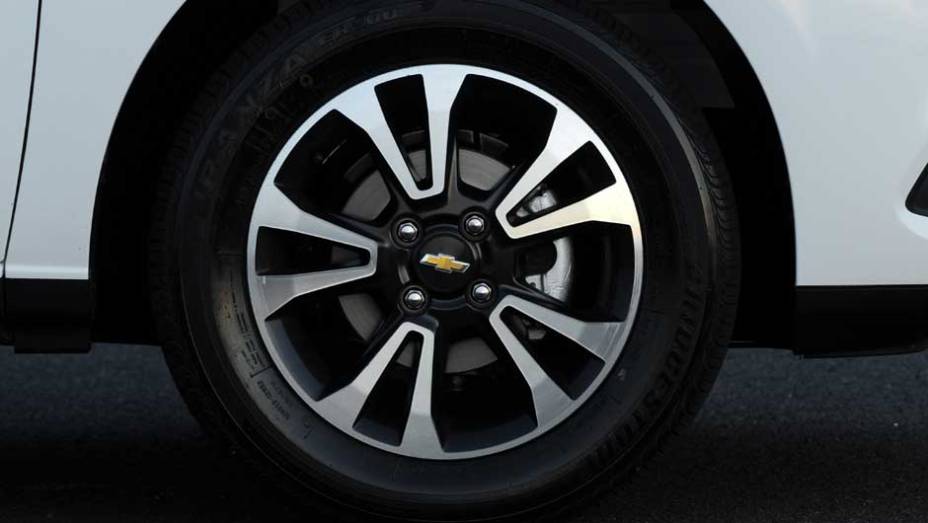 As belas rodas de liga leve com acabamento diamantado s&atilde;o exclusivas da vers&atilde;o LTZ | <a href="%20https://preprod.quatrorodas.abril.com.br/salao-do-automovel/2012/carros/onix-708485.shtml" rel="migration">Leia mais</a>