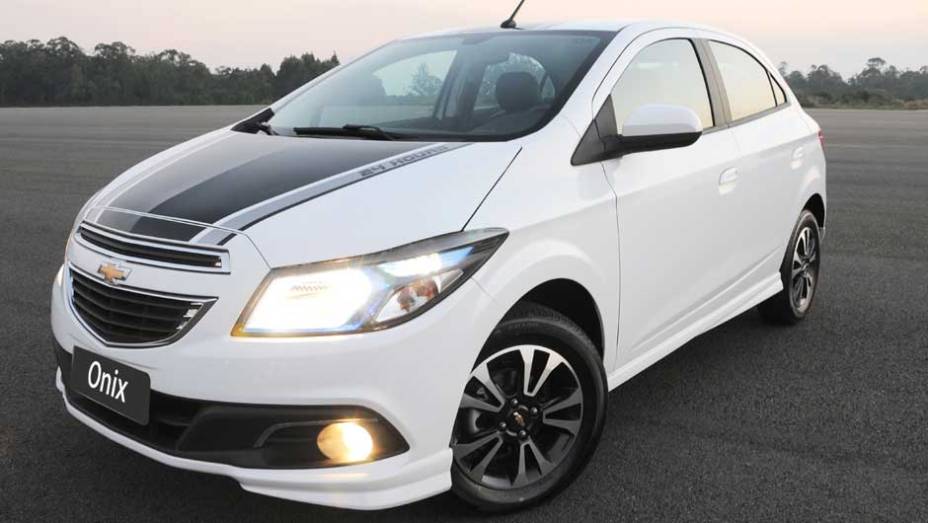 A Chevrolet oferecer&aacute; o Onix com tr&ecirc;s kits de personaliza&ccedil;&atilde;o, chamados de 24 Horas, Racing e Joy; na foto, o kit Racing | <a href="%20https://preprod.quatrorodas.abril.com.br/salao-do-automovel/2012/carros/onix-708485.shtml" rel="migration">Leia mais</a>