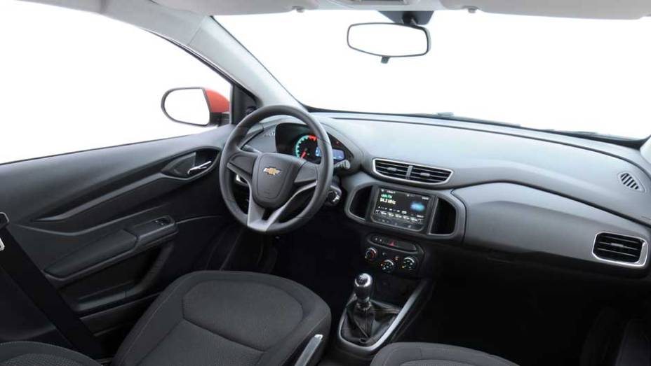 Porta-objetos est&atilde;o espalhados por toda a cabine | <a href="https://preprod.quatrorodas.abril.com.br/salao-do-automovel/2012/carros/onix-708485.shtml" rel="migration">Leia mais</a>