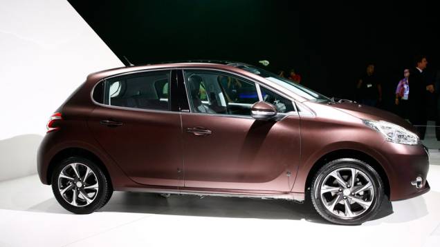 O modelo, que será produzido na fábrica da marca em Porto Real (RJ) chega ao mercado brasileiro em 13 de abril de 2013 | <a href="https://preprod.quatrorodas.abril.com.br/salao-do-automovel/2012/carros/208-709089.shtml" rel="migration">Leia mais</a> O modelo, que será produzido na fábrica da marca em Porto Real (RJ) chega ao mercado brasileiro em 13 de abril de 2013 | <a href="https://preprod.quatrorodas.abril.com.br/salao-do-automovel/2012/carros/208-709089.shtml" rel="migration">Leia mais</a>