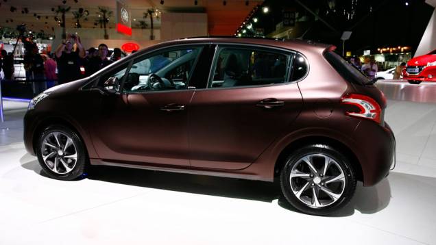 Com o 207 posicionado como modelo de entrada, o 208 adota equipamentos como o teto panorâmico, presente no hatchback médio 308 | <a href="https://preprod.quatrorodas.abril.com.br/salao-do-automovel/2012/carros/208-709089.shtml" rel="migration">Leia mais</a> Com o 207 posicionado como modelo de entrada, o 208 adota equipamentos como o teto panorâmico, presente no hatchback médio 308 | <a href="https://preprod.quatrorodas.abril.com.br/salao-do-automovel/2012/carros/208-709089.shtml" rel="migration">Leia mais</a>