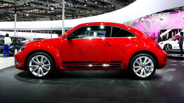 Nascido para ser o carro do povo, 74 anos atrás, o Volks ficou ainda mais elitista e maior | <a href="https://preprod.quatrorodas.abril.com.br/salao-do-automovel/2012/carros/fusca-703948.shtml" rel="migration">Leia mais</a> Nascido para ser o carro do povo, 74 anos atrás, o Volks ficou ainda mais elitista e maior | <a href="https://preprod.quatrorodas.abril.com.br/salao-do-automovel/2012/carros/fusca-703948.shtml" rel="migration">Leia mais</a>