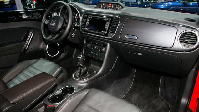 Na mecânica, passa a contar com turbo e transmissão automatizada de dupla embreagem, embora não tenha opção de trocas por borboletas | <a href="https://preprod.quatrorodas.abril.com.br/salao-do-automovel/2012/carros/fusca-703948.shtml" rel="migration">Leia mais</a> Na mecânica, passa a contar com turbo e transmissão automatizada de dupla embreagem, embora não tenha opção de trocas por borboletas | <a href="https://preprod.quatrorodas.abril.com.br/salao-do-automovel/2012/carros/fusca-703948.shtml" rel="migration">Leia mais</a>