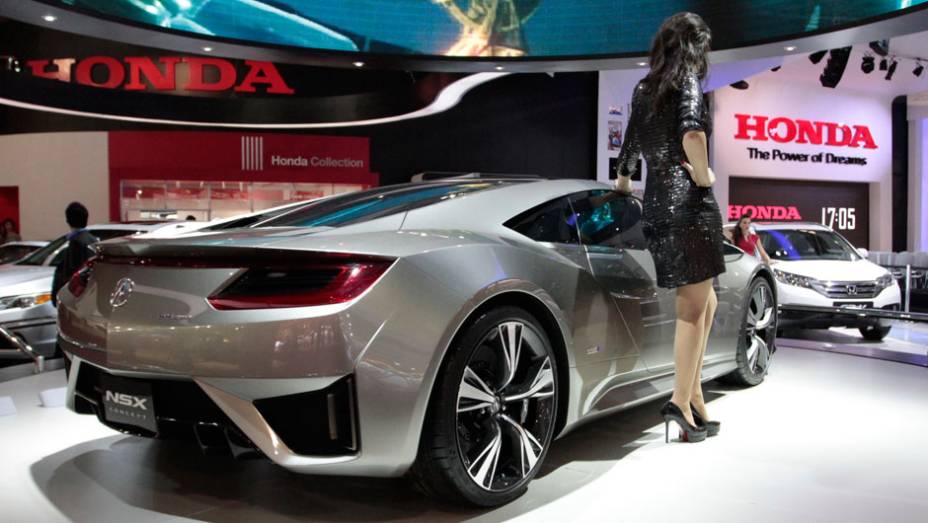 A responsável pelo retorno do NSX será a Acura, marca de luxo do grupo Honda que desembarcará no Brasil em 2015 | <a href="https://preprod.quatrorodas.abril.com.br/salao-do-automovel/2012/carros/nsx-710745.shtml" rel="migration">Leia mais</a>