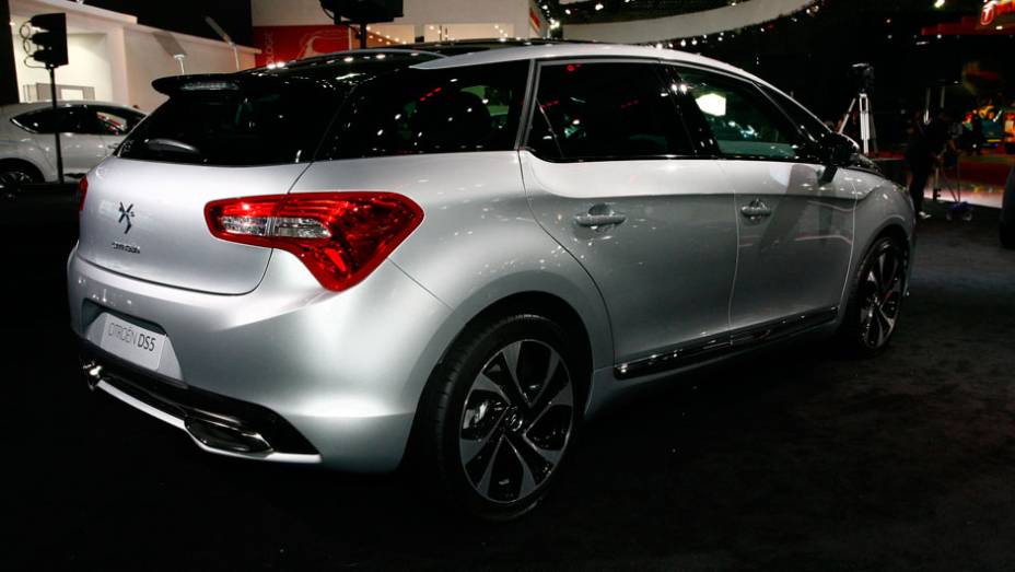 O DS5 deverá chegar antes às lojas em dezembro | <a href="https://preprod.quatrorodas.abril.com.br/salao-do-automovel/2012/carros/ds5-703947.shtml" rel="migration">Leia mais</a>