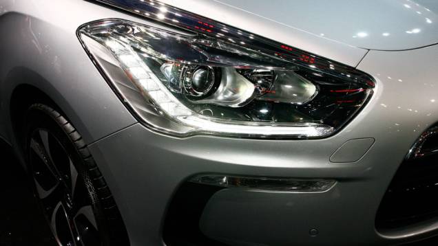A direção eletro-hidráulica agrada não apenas pela suavidade e precisão, mas também pela posição quase vertical do volante | <a href="https://preprod.quatrorodas.abril.com.br/salao-do-automovel/2012/carros/ds5-703947.shtml" rel="migration">Leia mais</a> A direção eletro-hidráulica agrada não apenas pela suavidade e precisão, mas também pela posição quase vertical do volante | <a href="https://preprod.quatrorodas.abril.com.br/salao-do-automovel/2012/carros/ds5-703947.shtml" rel="migration">Leia mais</a>