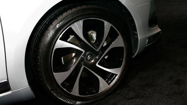 Uma delas é o premiado quatro-cilindros turbo 1.6 THP com injeção direta de gasolina e 165 cv, que acompanha o modelo do Brasil | <a href="https://preprod.quatrorodas.abril.com.br/salao-do-automovel/2012/carros/ds5-703947.shtml" rel="migration">Leia mais</a> Uma delas é o premiado quatro-cilindros turbo 1.6 THP com injeção direta de gasolina e 165 cv, que acompanha o modelo do Brasil | <a href="https://preprod.quatrorodas.abril.com.br/salao-do-automovel/2012/carros/ds5-703947.shtml" rel="migration">Leia mais</a>