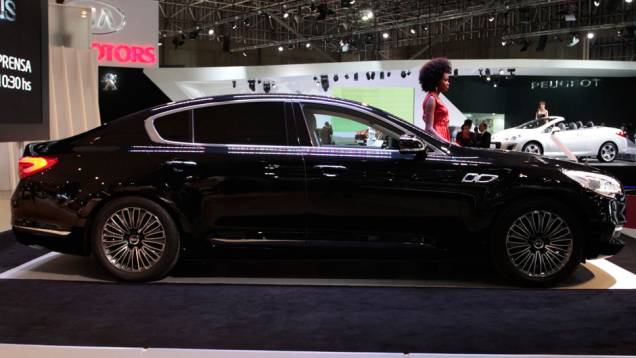 O sedã de 5,09 metros marca a entrada da empresa no segmento de alto de luxo no Brasil | <a href="https://preprod.quatrorodas.abril.com.br/salao-do-automovel/2012/carros/quoris-703976.shtml" rel="migration">Leia mais</a> O sedã de 5,09 metros marca a entrada da empresa no segmento de alto de luxo no Brasil | <a href="https://preprod.quatrorodas.abril.com.br/salao-do-automovel/2012/carros/quoris-703976.shtml" rel="migration">Leia mais</a>