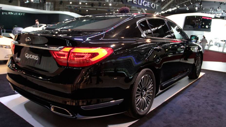 Terá um motor V6 3.8 de 290 cv e câmbio automático de oito marchas | <a href="https://preprod.quatrorodas.abril.com.br/salao-do-automovel/2012/carros/quoris-703976.shtml" rel="migration">Leia mais</a>