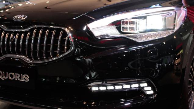 O Kia Quoris é conhecido como K9 em outros países | <a href="https://preprod.quatrorodas.abril.com.br/salao-do-automovel/2012/carros/quoris-703976.shtml" rel="migration">Leia mais</a> O Kia Quoris é conhecido como K9 em outros países | <a href="https://preprod.quatrorodas.abril.com.br/salao-do-automovel/2012/carros/quoris-703976.shtml" rel="migration">Leia mais</a>