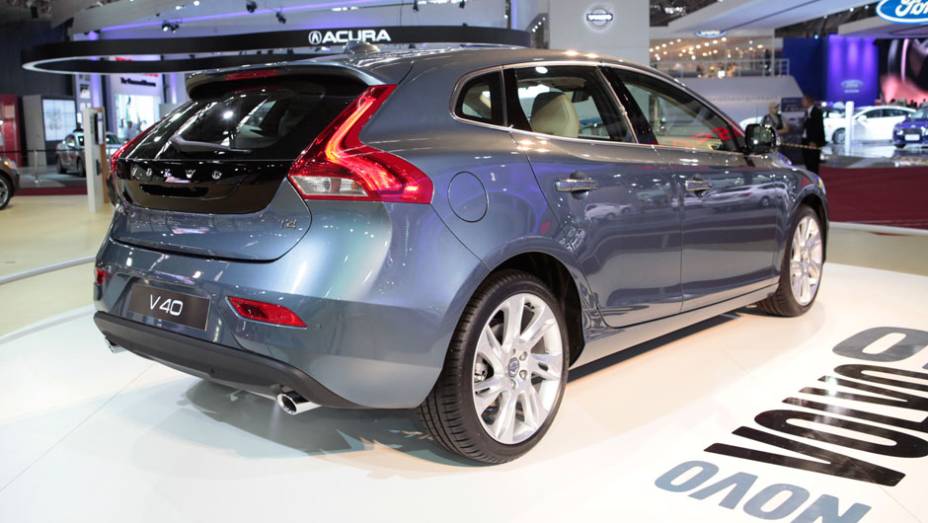 O Volvo V40 é o primeiro carro do mundo equipado com airbag de proteção para pedestres | <a href="https://preprod.quatrorodas.abril.com.br/salao-do-automovel/2012/carros/v40-703905.shtml" rel="migration">Leia mais</a>