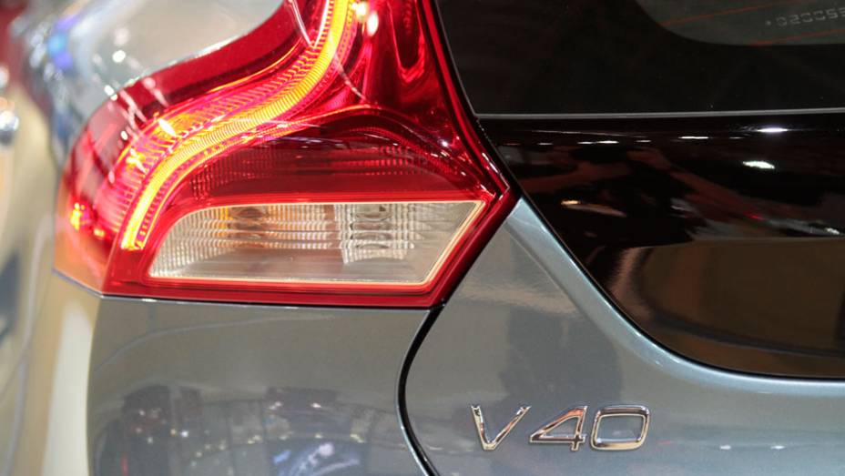 O V40 é um hatch estendido e, como tal, vai disputar a preferência dos motoristas com Audi A3 Sportback, BMW Série 1 e Mercedes-Benz Classe A | <a href="https://preprod.quatrorodas.abril.com.br/salao-do-automovel/2012/carros/v40-703905.shtml" rel="migration">Leia mais</a>