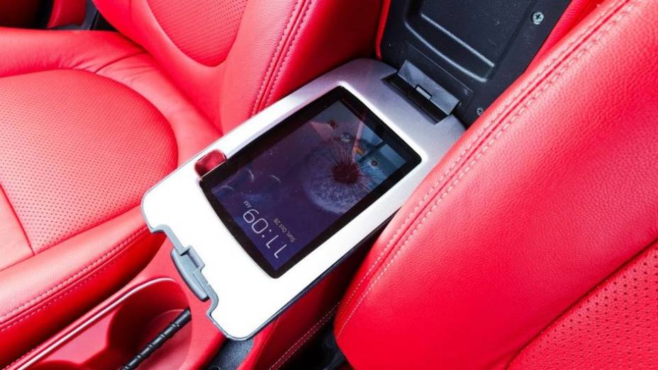 Com bancos em vermelho escarlate, o carro também vem com um tablet acoplado. | <a href="https://preprod.quatrorodas.abril.com.br/noticias/entretenimento/kia-mostra-cinco-carros-super-herois-713665.shtml" rel="migration">Leia mais</a>