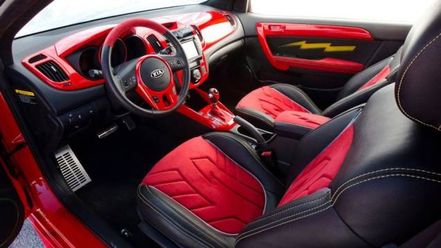 O raio, símbolo mais conhecido do herói, está presente no revestimento interno. | <a href="https://preprod.quatrorodas.abril.com.br/noticias/entretenimento/kia-mostra-cinco-carros-super-herois-713665.shtml" rel="migration">Leia mais</a> O raio, símbolo mais conhecido do herói, está presente no revestimento interno. | <a href="https://preprod.quatrorodas.abril.com.br/noticias/entretenimento/kia-mostra-cinco-carros-super-herois-713665.shtml" rel="migration">Leia mais</a>