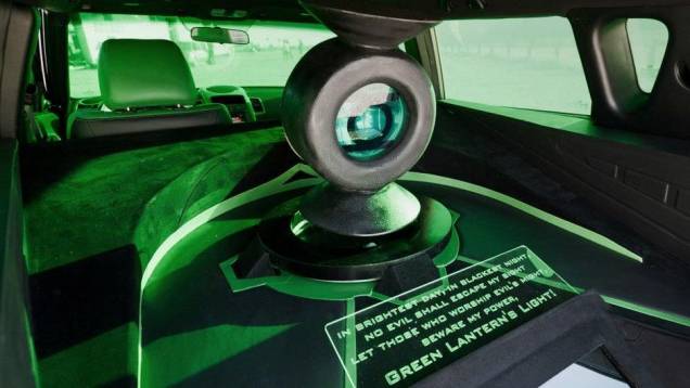 A traseira tem um monitor onde pode ser visto o vídeo promocional "We can be heroes". | <a href="https://preprod.quatrorodas.abril.com.br/noticias/entretenimento/kia-mostra-cinco-carros-super-herois-713665.shtml" rel="migration">Leia mais</a> A traseira tem um monitor onde pode ser visto o vídeo promocional "We can be heroes". | <a href="https://preprod.quatrorodas.abril.com.br/noticias/entretenimento/kia-mostra-cinco-carros-super-herois-713665.shtml" rel="migration">Leia mais</a>