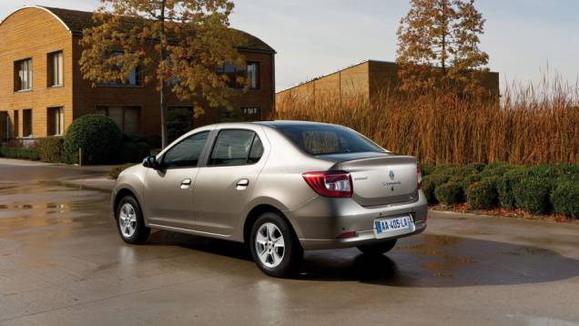 Na traseira, apenas os logotipos foram trocados | <a href="https://preprod.quatrorodas.abril.com.br/noticias/fabricantes/novo-renault-symbol-copia-logan-713806.shtml" rel="migration">Leia mais</a> Na traseira, apenas os logotipos foram trocados | <a href="https://preprod.quatrorodas.abril.com.br/noticias/fabricantes/novo-renault-symbol-copia-logan-713806.shtml" rel="migration">Leia mais</a>