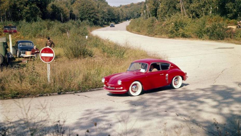 Mas a história da Alpine começou nos anos 1950, com a introdução deste simpático exemplar: o A106 | <a href="https://preprod.quatrorodas.abril.com.br/noticias/fabricantes/renault-caterham-produzirao-nova-linha-alpine-714806.shtml" rel="migration">Leia mais</a>