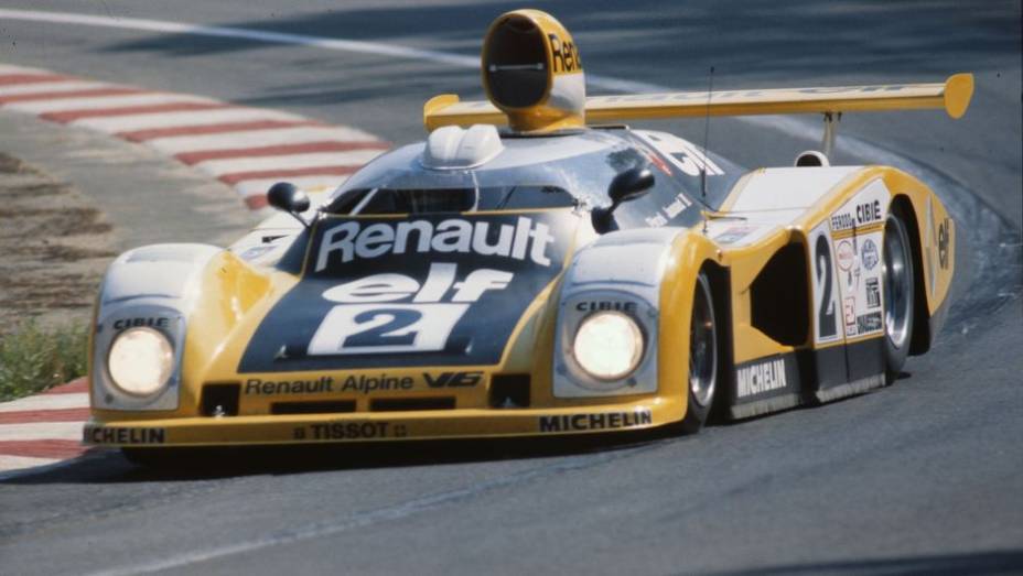 O modelo venceu a prova de endurance em 1978, guiado por Jean-Pierre Jaussaud e Didier Pironi | <a href="https://preprod.quatrorodas.abril.com.br/noticias/fabricantes/renault-caterham-produzirao-nova-linha-alpine-714806.shtml" rel="migration">Leia mais</a>