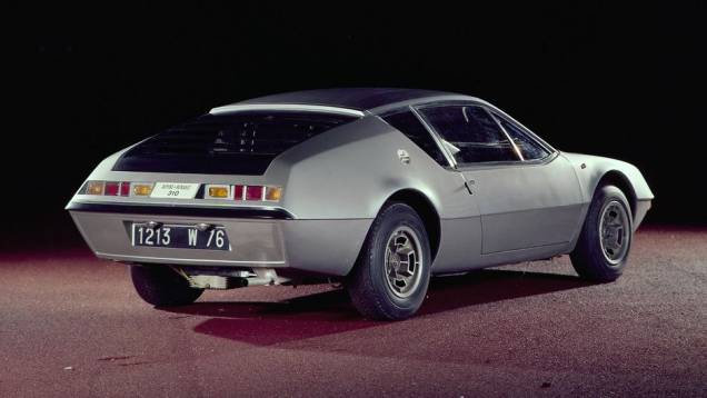 Em sua segunda geração, ele passou a contar com motor V6 | <a href="https://preprod.quatrorodas.abril.com.br/noticias/fabricantes/renault-caterham-produzirao-nova-linha-alpine-714806.shtml" rel="migration">Leia mais</a> Em sua segunda geração, ele passou a contar com motor V6 | <a href="https://preprod.quatrorodas.abril.com.br/noticias/fabricantes/renault-caterham-produzirao-nova-linha-alpine-714806.shtml" rel="migration">Leia mais</a>