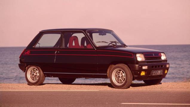 Este é o Renault 5 Alpine, com motor 1.4, mais apimentado do que o modelo tradicional, que utilizava o 1.1 | <a href="https://preprod.quatrorodas.abril.com.br/noticias/fabricantes/renault-caterham-produzirao-nova-linha-alpine-714806.shtml" rel="migration">Leia mais</a> Este é o Renault 5 Alpine, com motor 1.4, mais apimentado do que o modelo tradicional, que utilizava o 1.1 | <a href="https://preprod.quatrorodas.abril.com.br/noticias/fabricantes/renault-caterham-produzirao-nova-linha-alpine-714806.shtml" rel="migration">Leia mais</a>