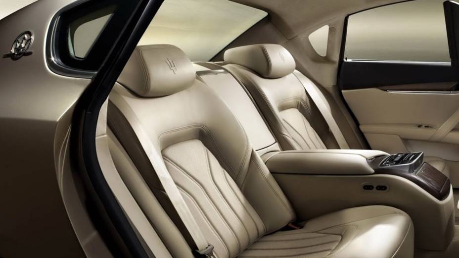 Maserati revela as primeiras imagens e informações do Quattroporte | <a href="https://preprod.quatrorodas.abril.com.br/noticias/mercado/maserati-revela-novo-quattroporte-715235.shtml" rel="migration">Leia mais</a> Maserati revela as primeiras imagens e informações do Quattroporte | <a href="https://preprod.quatrorodas.abril.com.br/noticias/mercado/maserati-revela-novo-quattroporte-715235.shtml" rel="migration">Leia mais</a>