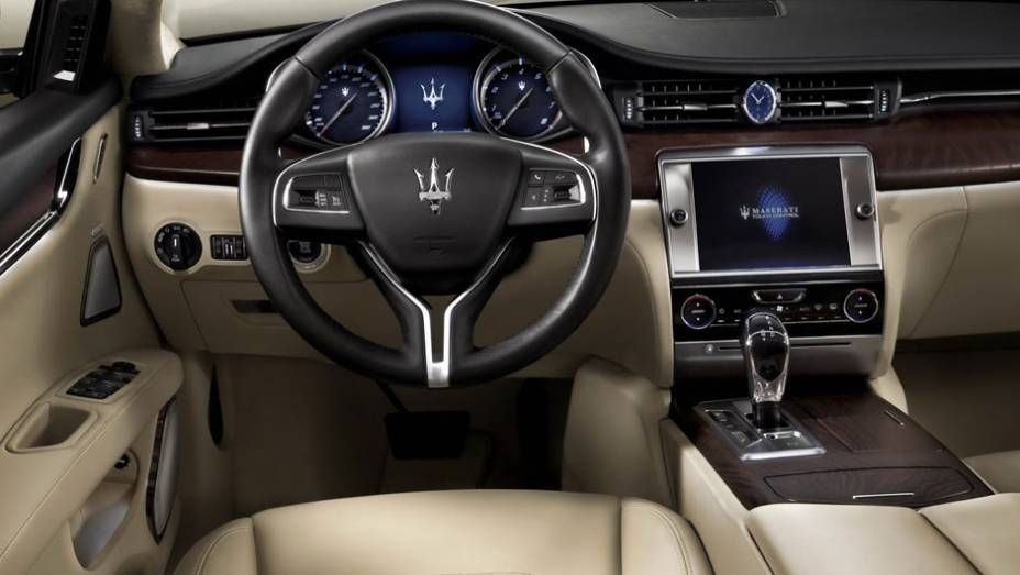 Maserati revela as primeiras imagens e informações do Quattroporte | <a href="https://preprod.quatrorodas.abril.com.br/noticias/mercado/maserati-revela-novo-quattroporte-715235.shtml" rel="migration">Leia mais</a>